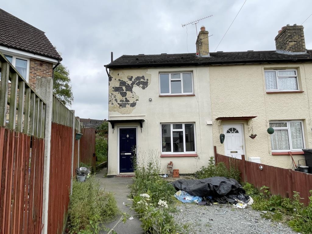 Lot: 85 - HOUSE IN NEED OF IMPROVEMENT - Front view of house for refurbishment
